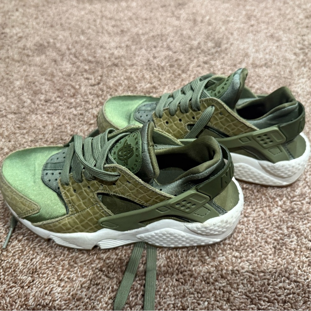 Nike Kids Green Sneakers - Picture 2 of 4